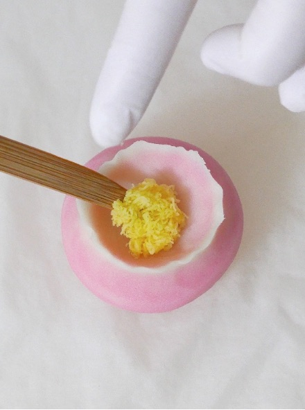 上生菓子製作中写真